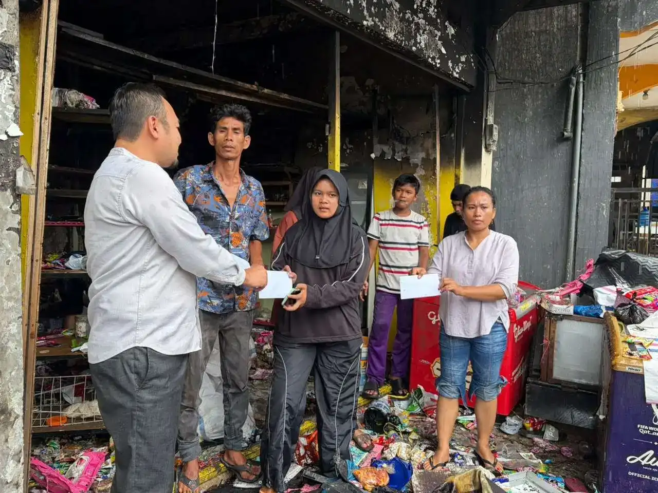 kebakaran-di-limau-manis,-rahmat-saleh-turun-langsung-bantu-warga