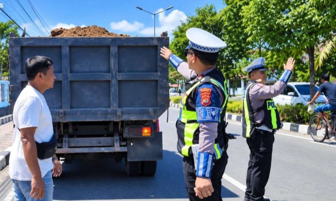 satlantas-polresta-padang-sisir-bypass,-truk-parkir-sembarangan-dan-muatan-pasir-tanpa-terpal-ditertibkan