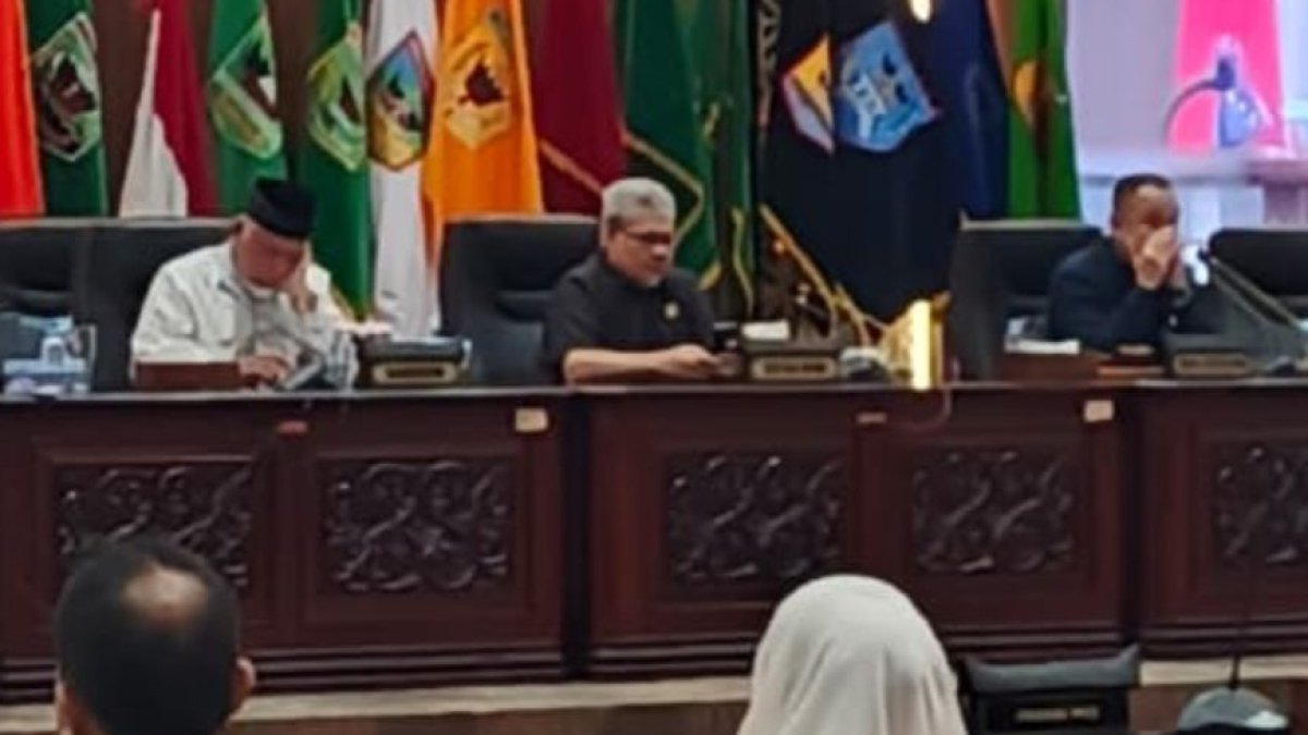 Suasana rapat paripurna DPRD Sumatera Barat terkait penetapan dua Ranperda inisiatif tentang lingkungan hidup dan keolahragaa