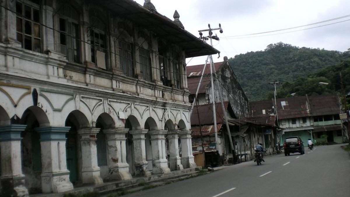 Pekerja sedang melakukan revitalisasi kawasan Kota Tua Padang dengan pemasangan batu andesit di jalan kawasan bersejarah.