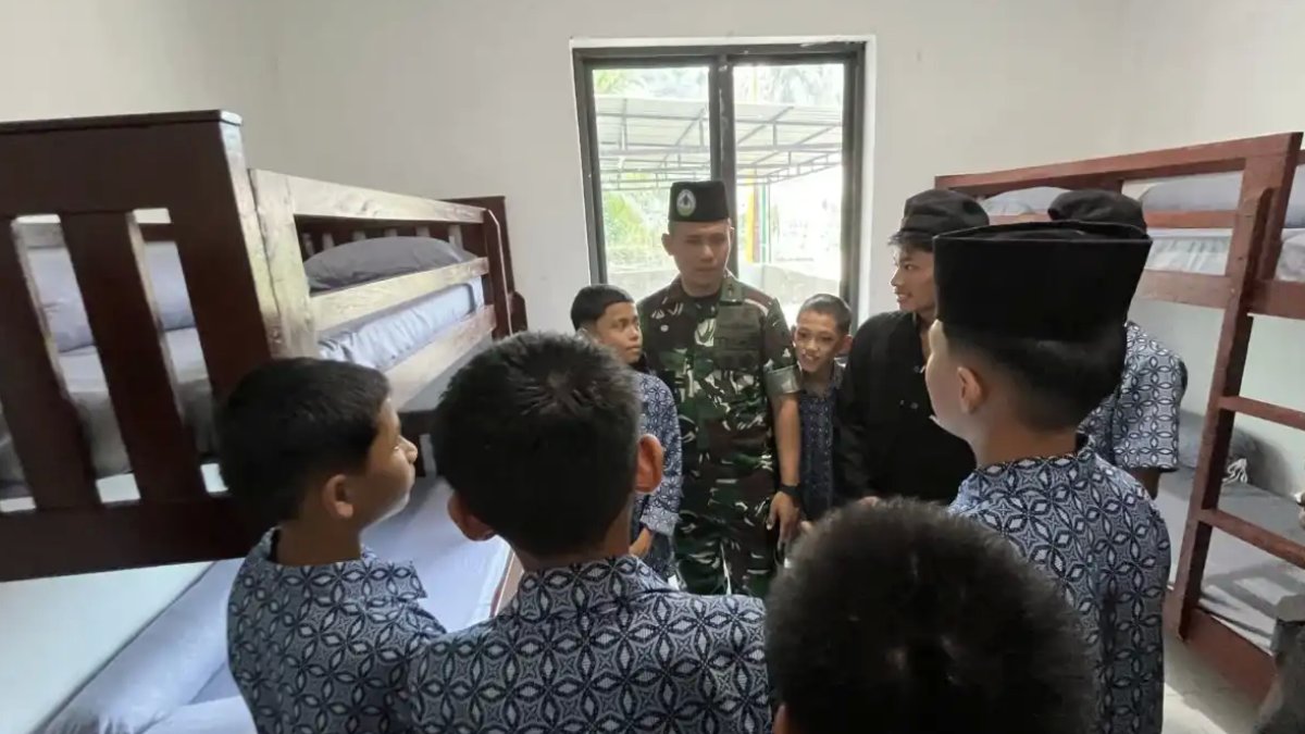 Danrem 032/WBR Brigjen TNI Aji Mimbarno meresmikan renovasi Panti Asuhan Darul Funun El-Abbasiyah di Limapuluh Kota.