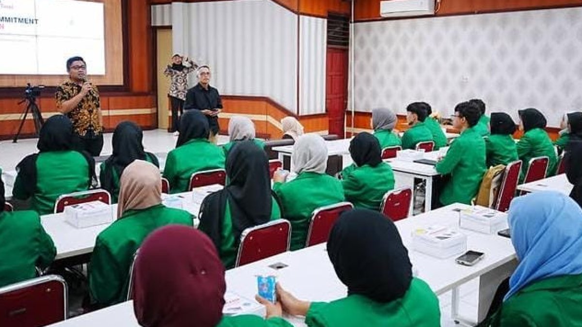 Penyerahan simbolis Beasiswa Asa Nusantara dari Danantara Indonesia Trust kepada mahasiswa Universitas Andalas.