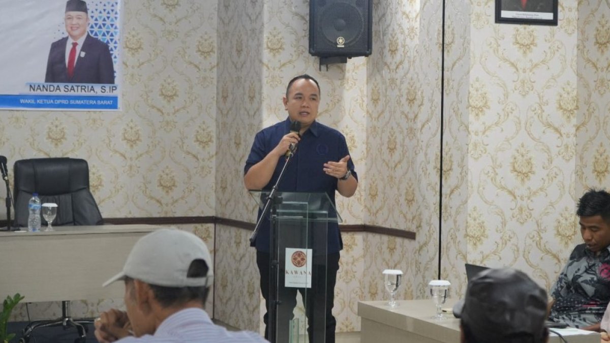 Wakil Ketua DPRD Sumbar Nanda Satria memberikan keterangan pers terkait pentingnya legalitas dan perizinan usaha bagi pengusa