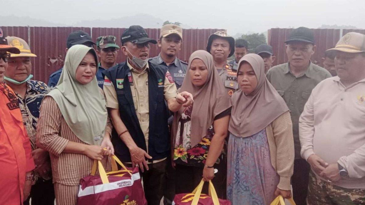 Bupati Pesisir Selatan Hendrajoni meninjau posko bencana banjir dan menyerahkan bantuan di Kecamatan Tapan.