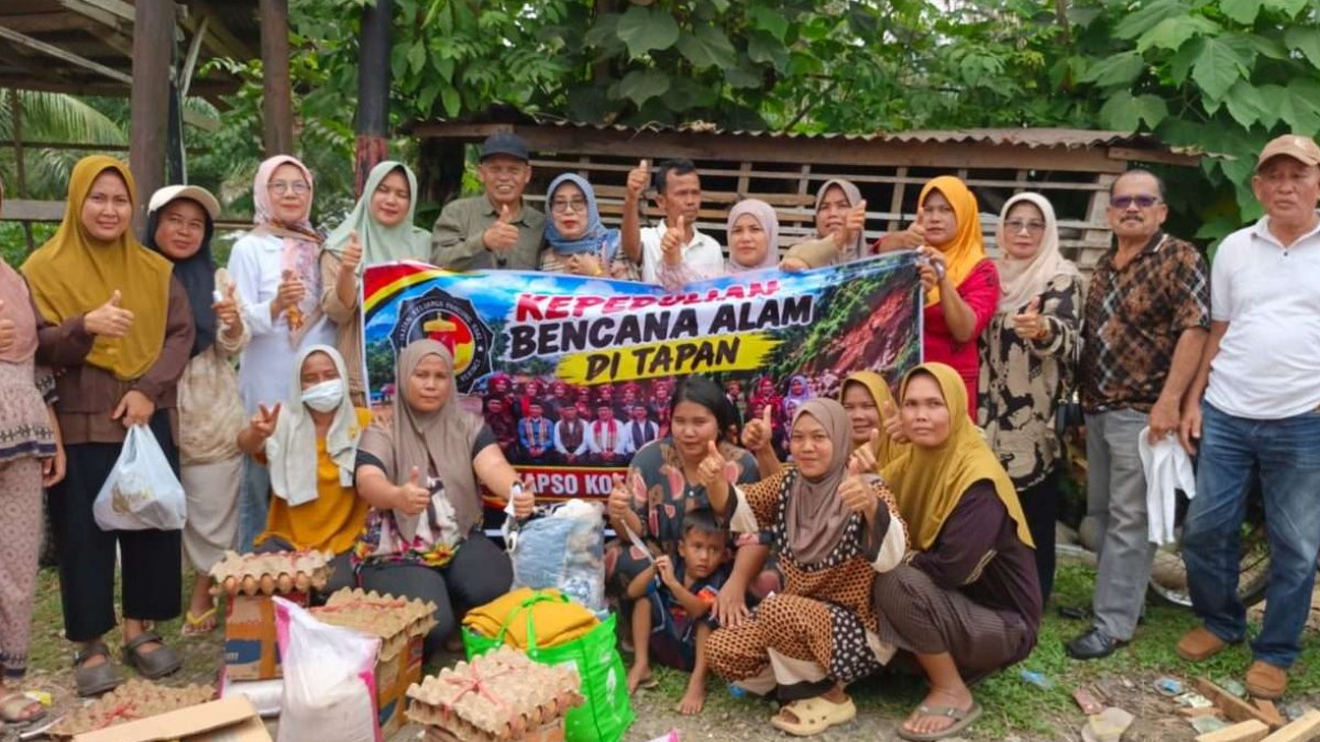 Wali Kota Sungai Penuh Azhar Hamzah bersama pengurus IKAPSO menyalurkan bantuan sembako bagi korban banjir di Tapan, Pesisir