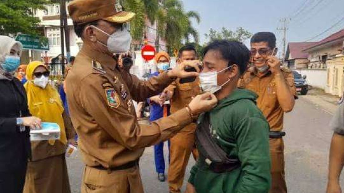 Bupati Pesisir Selatan membagikan masker kepada warga sebagai upaya antisipasi dampak kabut asap di wilayah Painan.