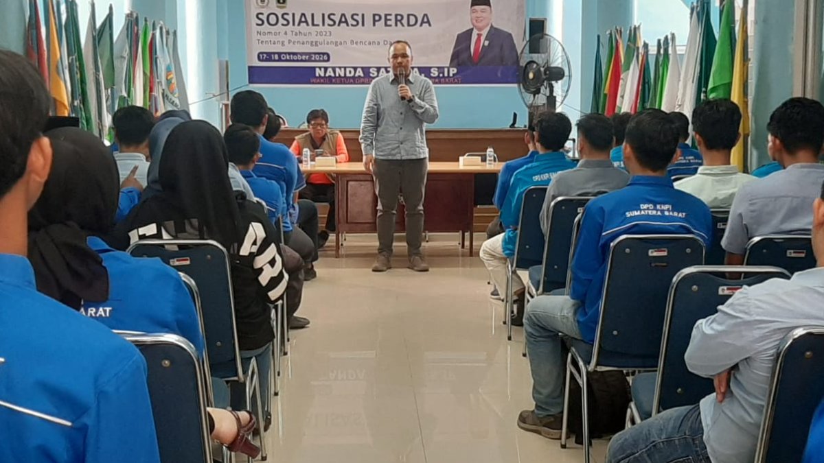 Nanda Satria saat memberikan sosialisasi penanggulangan bencana kepada pengurus KNPI Sumatera Barat.