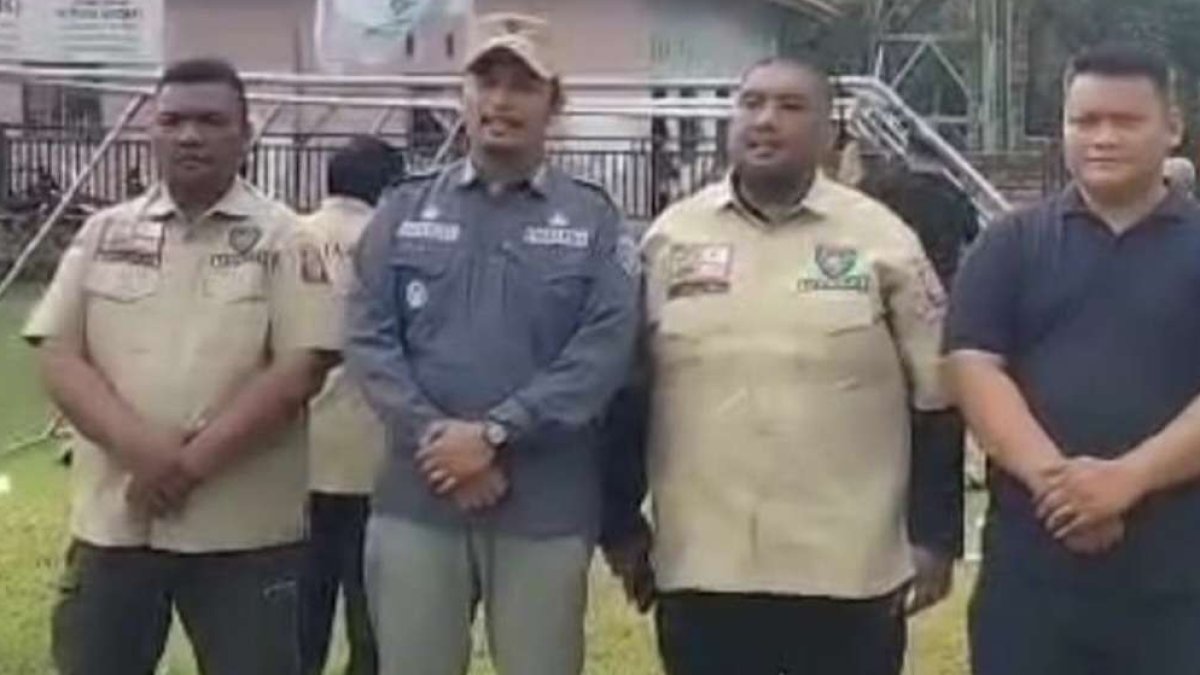Tim gabungan dan petugas dapur umum Dinsos saat penanganan pasca bencana banjir di Kecamatan Ranah Ampek Hulu Tapan.