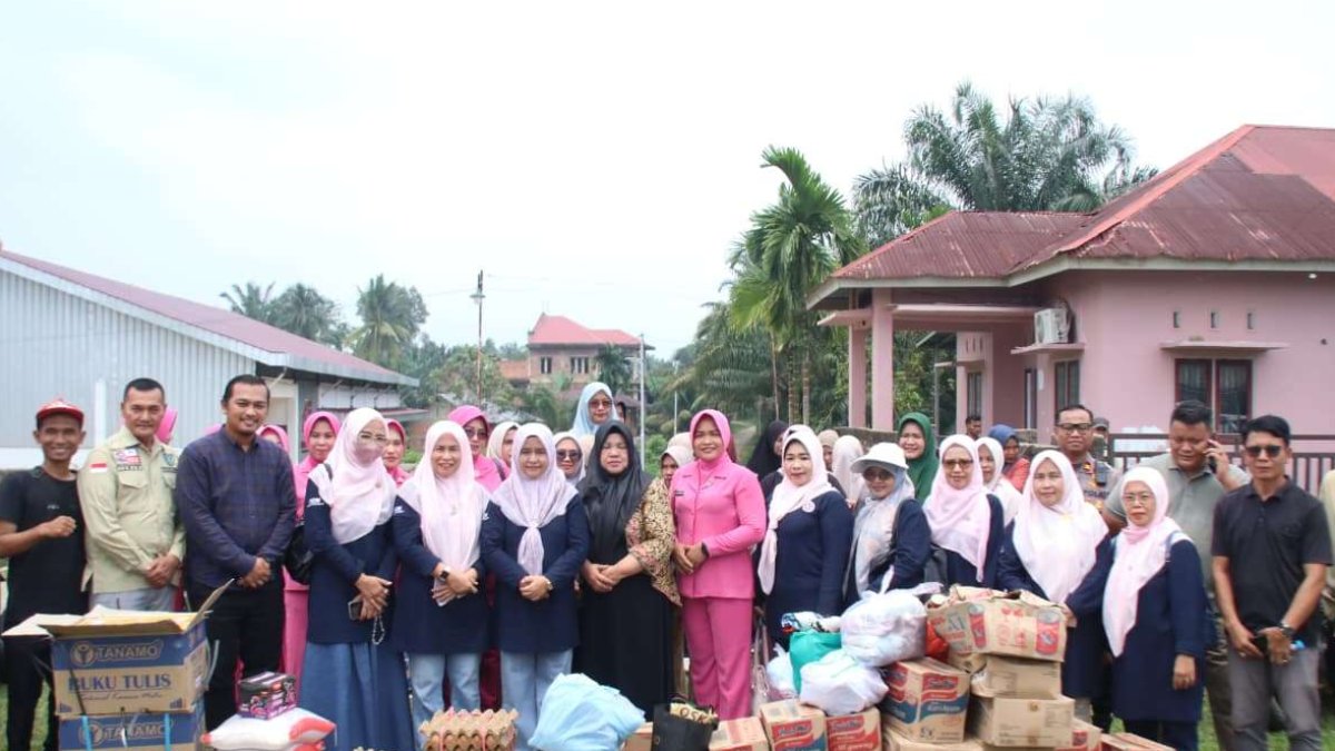 Ketua GOW dan DW Pesisir Selatan menyalurkan bantuan sembako serta alat tulis bagi korban banjir dan longsor di Tapan.