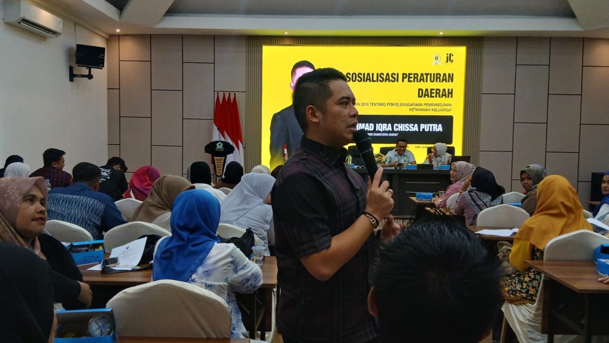 Wakil Ketua DPRD Sumbar Iqra Chissa menyosialisasikan Perda Ketahanan Keluarga kepada masyarakat di Kota Padang.