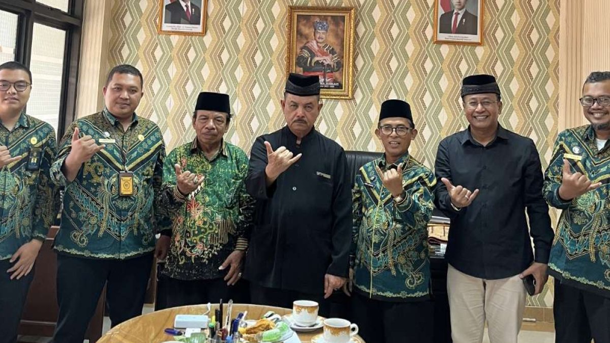 Pertemuan pengurus LKAAM Sumbar dan delegasi PTA Padang untuk membahas peran ninik mamak dalam menekan angka perceraian.