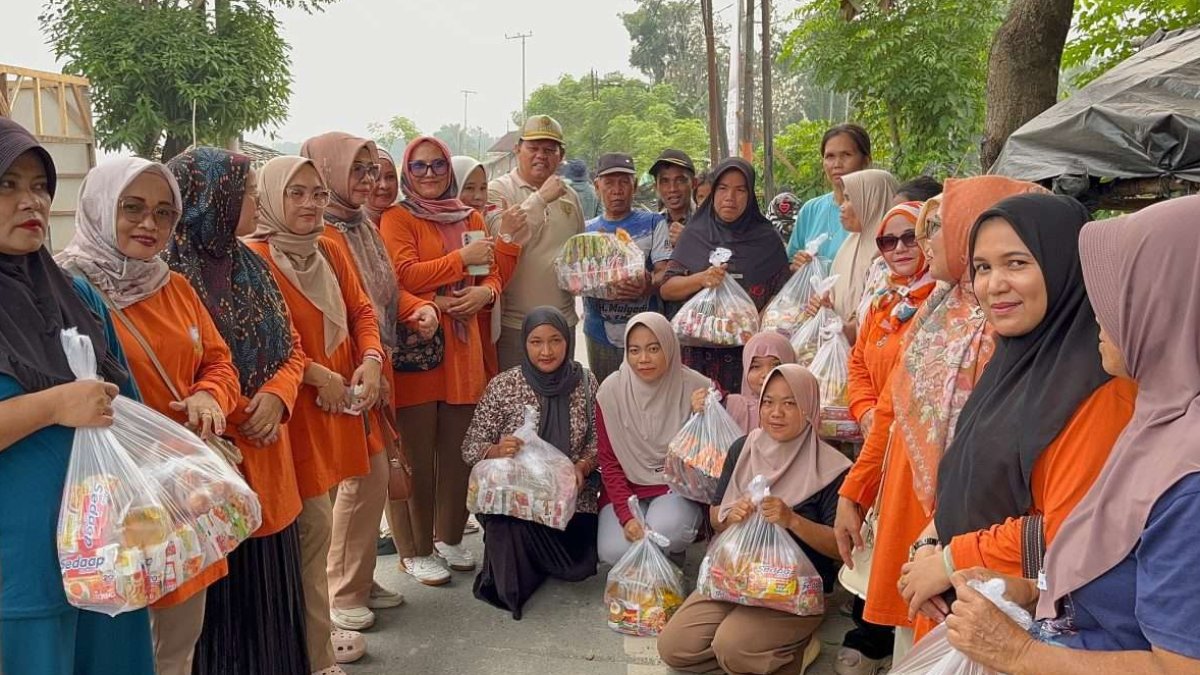 Ketua IKAD Pessel menyerahkan bantuan sosial secara door to door kepada warga terdampak banjir dan longsor di Tapan.