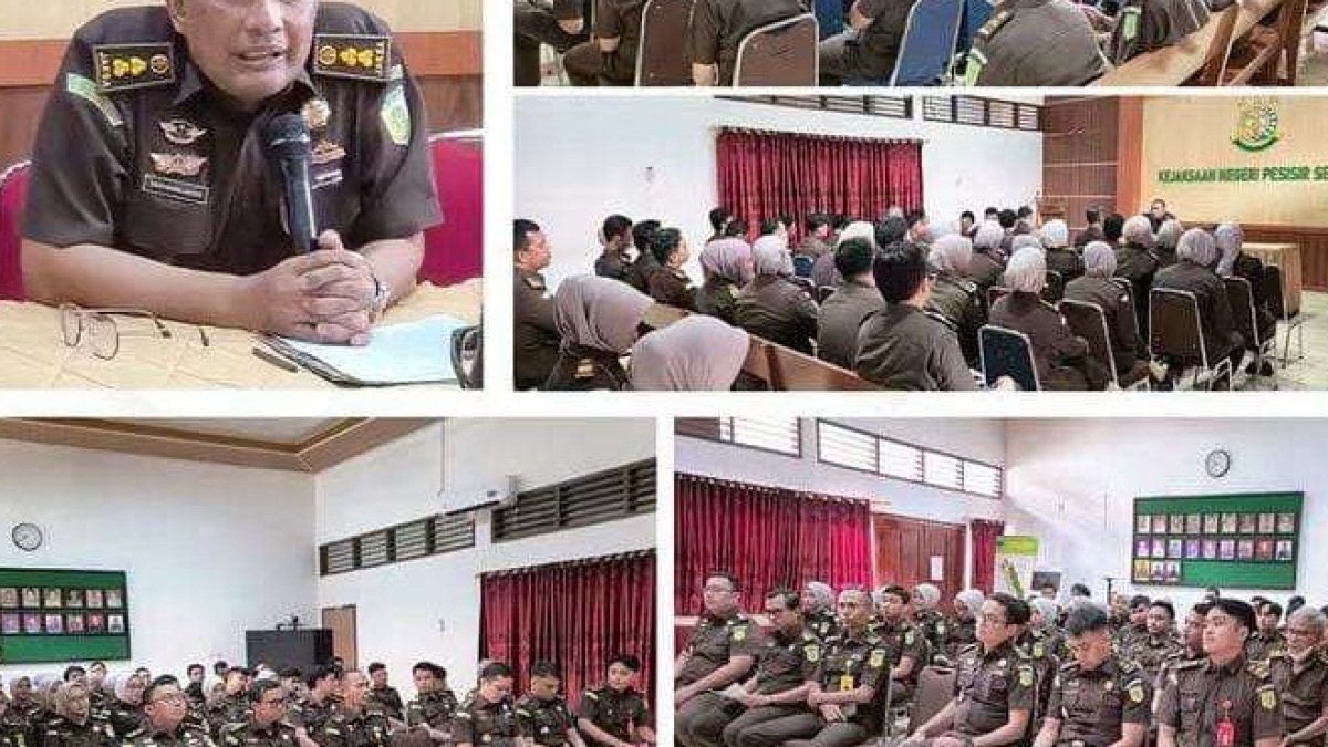 Plh Kajari Pesisir Selatan Benyamin Arsis memimpin rapat koordinasi dan evaluasi kinerja pegawai di Aula Kejari Pessel.