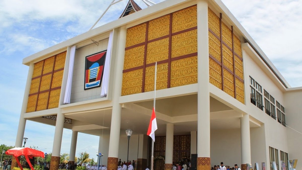 Corri Saidan, Asisten III Setda Kota Padang, berpamitan saat apel pagi di Balai Kota menjelang masa purnatugas.