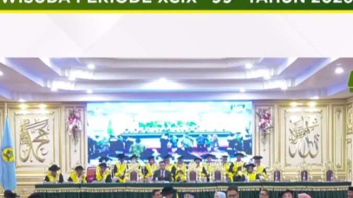 Stand PT Equator Valuta Asing saat sosialisasi layanan penukaran mata uang di wisuda Universitas Baiturrahmah Padang.