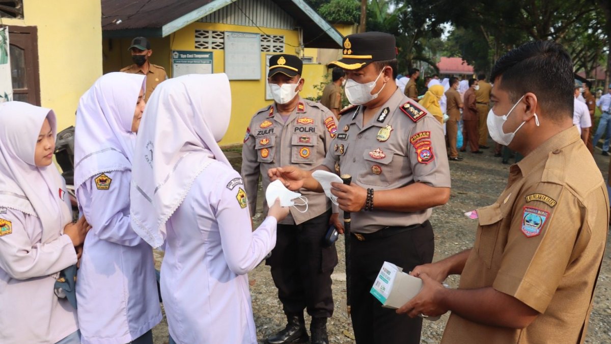 Kapolres dan Bupati Pasaman Barat membagikan masker kepada siswa SMAN 1 Pasaman untuk antisipasi dampak kabut asap.