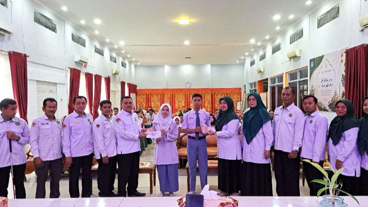Kepala MAN 2 Padang menyerahkan bantuan dana pendidikan dari UPZ Kanwil Kemenag Sumbar kepada siswa secara simbolis.