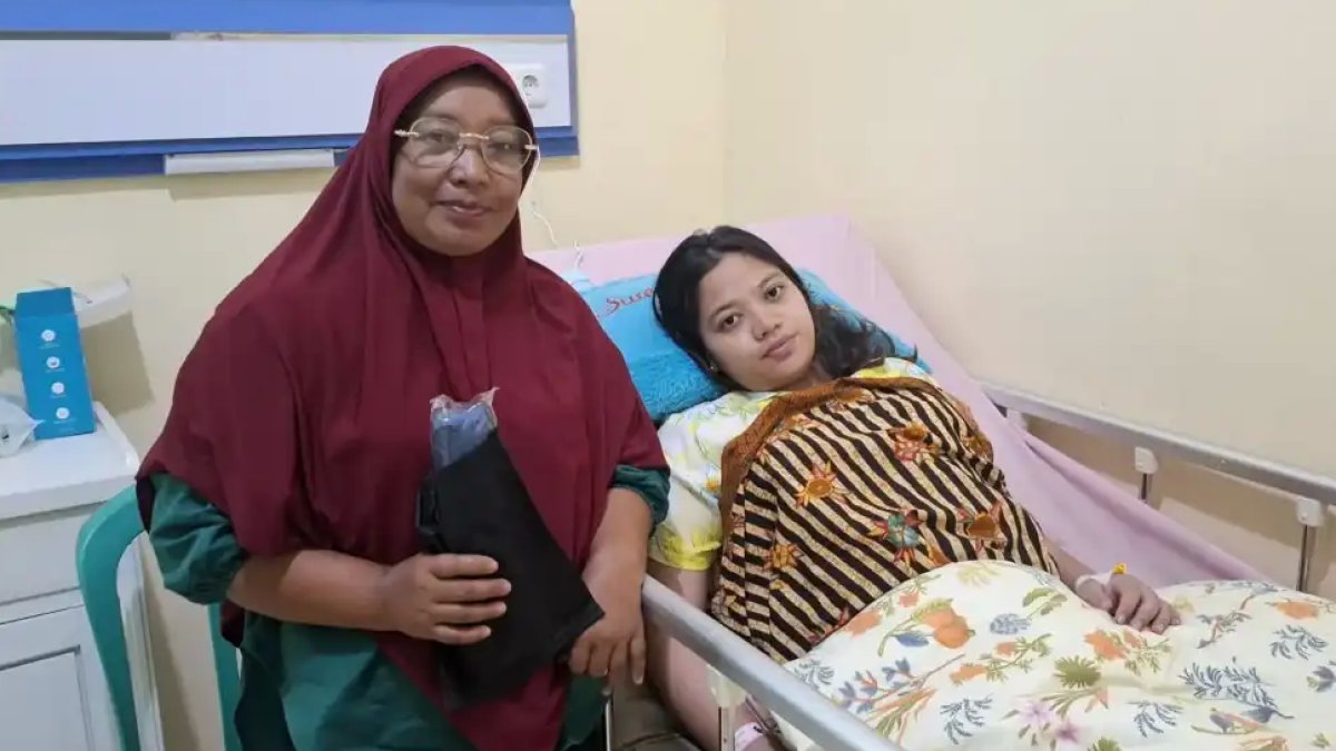 Wulia Indriani menggendong bayinya setelah menjalani persalinan caesar yang ditanggung oleh program JKN di RSIA Sayang Ibu.