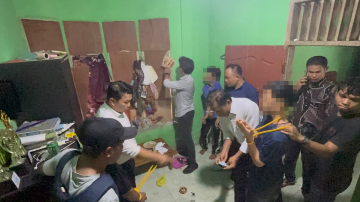 Petugas kepolisian mengamankan dua tersangka kasus narkoba beserta barang bukti sabu di Kinali, Pasaman Barat.