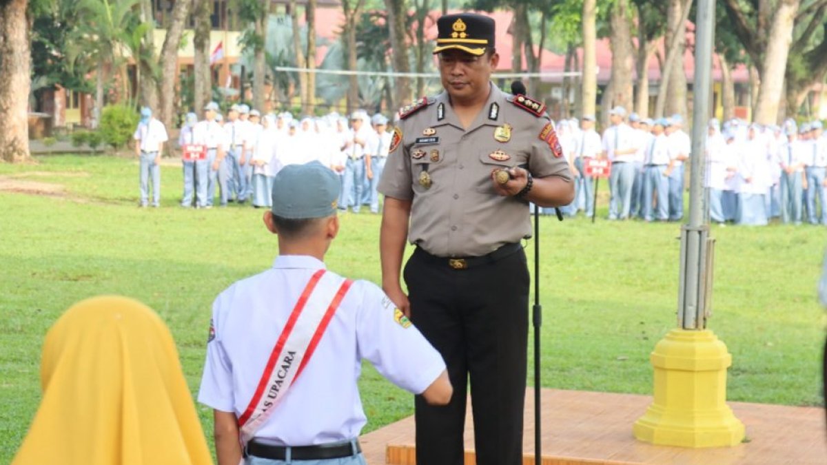 Kapolres Pasaman Barat memberikan edukasi tertib berlalu lintas dan hukum kepada siswa SMA Negeri 1 Pasaman saat upacara.