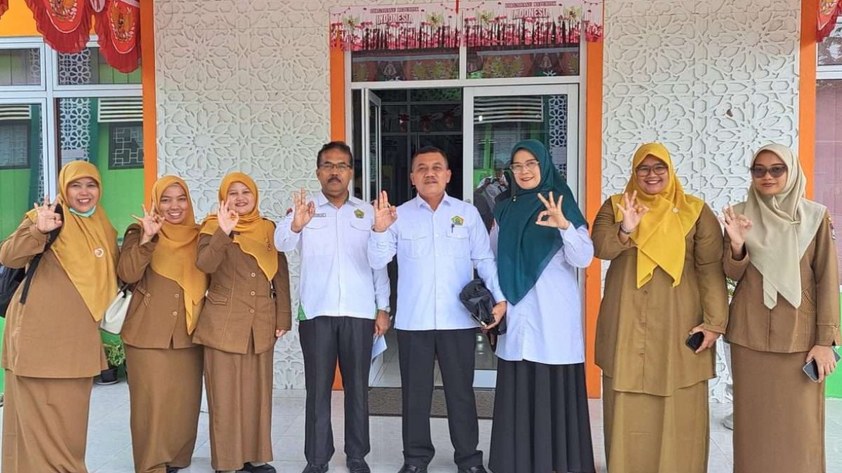 Kepala MAN 2 Padang dan tim DLH Sumbar meninjau lokasi lingkungan sekolah untuk penilaian Adipura.