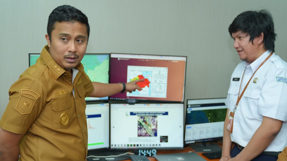 Wagub Sumbar Vasko Ruseimy meninjau Stasiun Meteorologi Minangkabau untuk koordinasi penanganan kabut asap lintas provinsi.