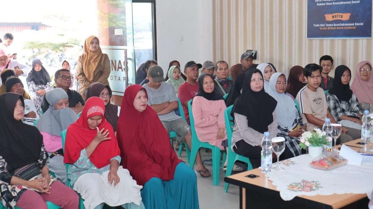 Wakil Wali Kota Payakumbuh menyerahkan bantuan ATENSI Kemensos kepada warga PPKS di Kantor Dinas Sosial Kota Payakumbuh.