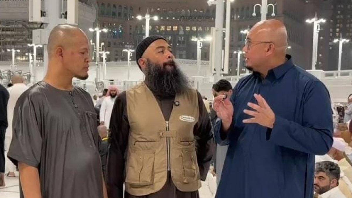 Andre Rosiade, Ustaz Syafiq Riza Basalamah, dan Agung Nugroho berdoa bersama di Masjidil Haram untuk pemadaman karhutla.