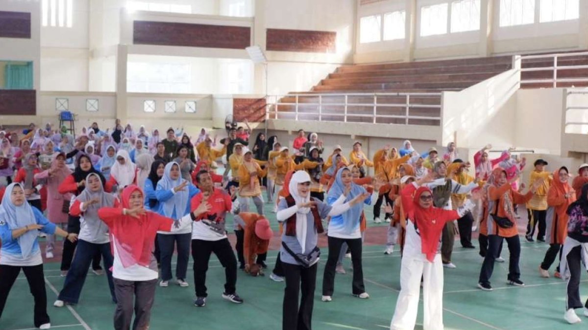 Lisda Hendrajoni membuka kampanye Germas Hidup Sehat di GOR Zaini Zein untuk meningkatkan kesadaran warga akan bahaya kabut a