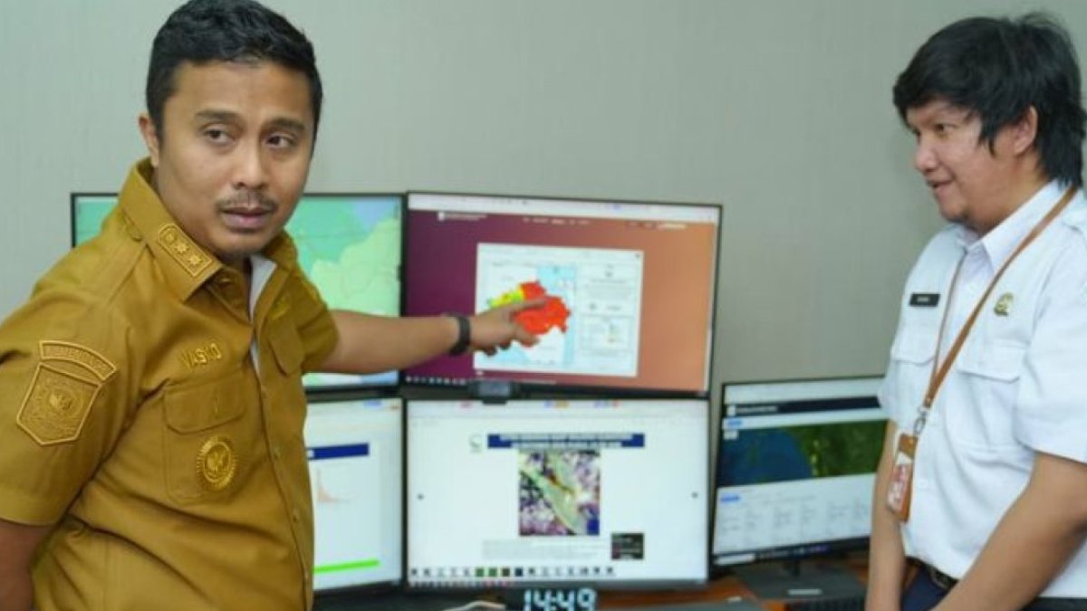 Wakil Gubernur Sumatera Barat Vasko Ruseimy memimpin rapat koordinasi mitigasi kabut asap dan investigasi lahan sawit ilegal.