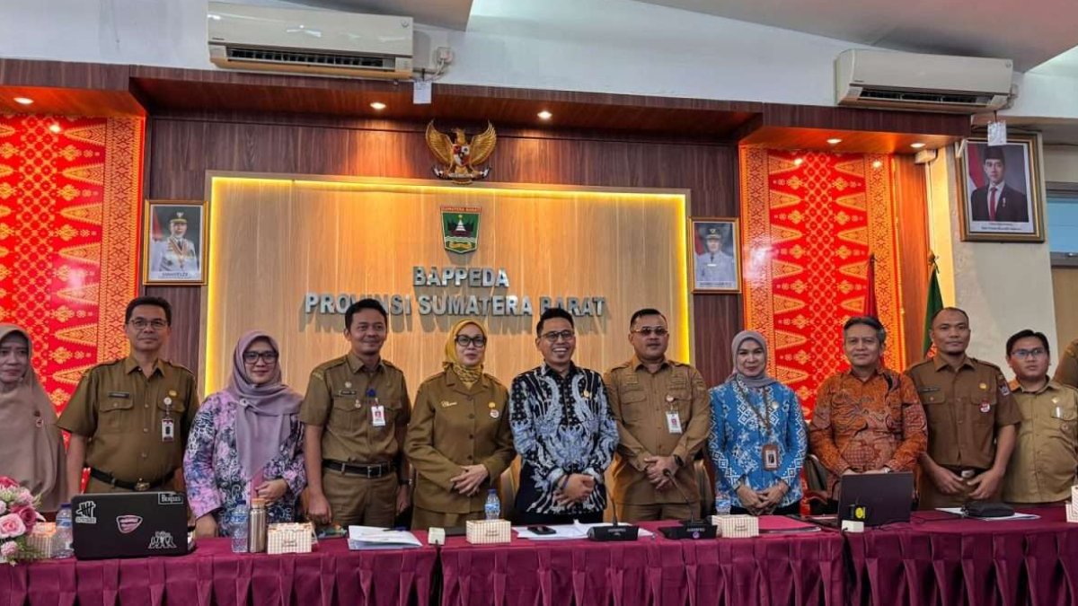 Sekretaris Daerah Kota Padang, Raju Minropa, mengikuti tahapan monitoring dan evaluasi Keterbukaan Informasi Publik Sumbar 20
