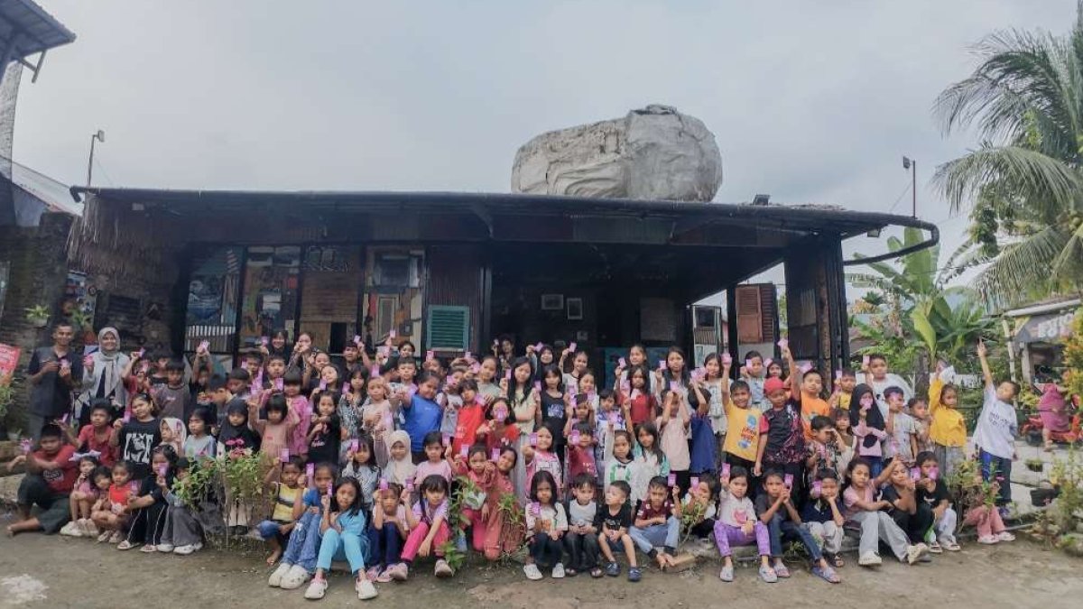 Suasana kegiatan belajar seni dalam program Kelana Akhir Pekan Angkatan IV oleh Komunitas Seni Nan Tumpah di Padang Pariaman.
