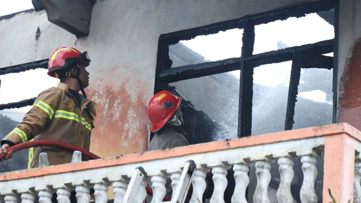 Wakil Wali Kota Payakumbuh menyerahkan bantuan kepada korban kebakaran di Pakan Selasa.