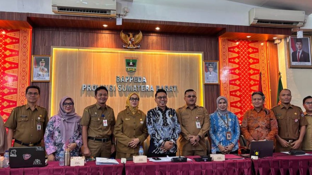 Sekda Kota Padang Raju Minropa memaparkan strategi keterbukaan informasi publik dalam evaluasi tingkat Sumatera Barat.