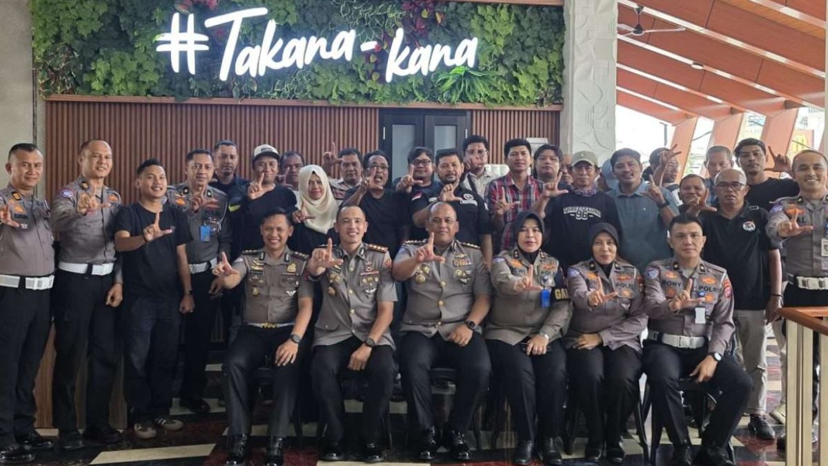 Kombes Pol Muhammad Reza dan Kombes Pol Kukuh Priyo Taruno dalam acara pisah sambut Dirlantas Polda Sumbar bersama wartawan.