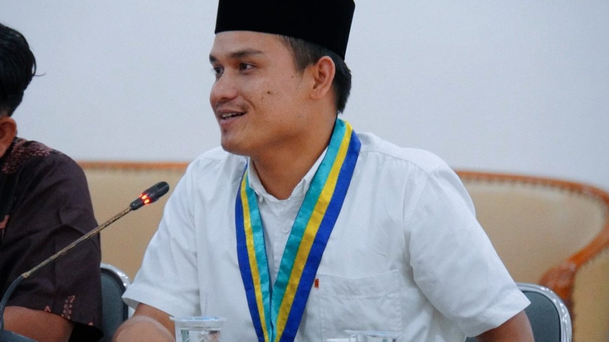 Aktivis PMII Pekanbaru menggelar aksi demonstrasi mendesak evaluasi izin operasional Laksamana Muda Coffee.