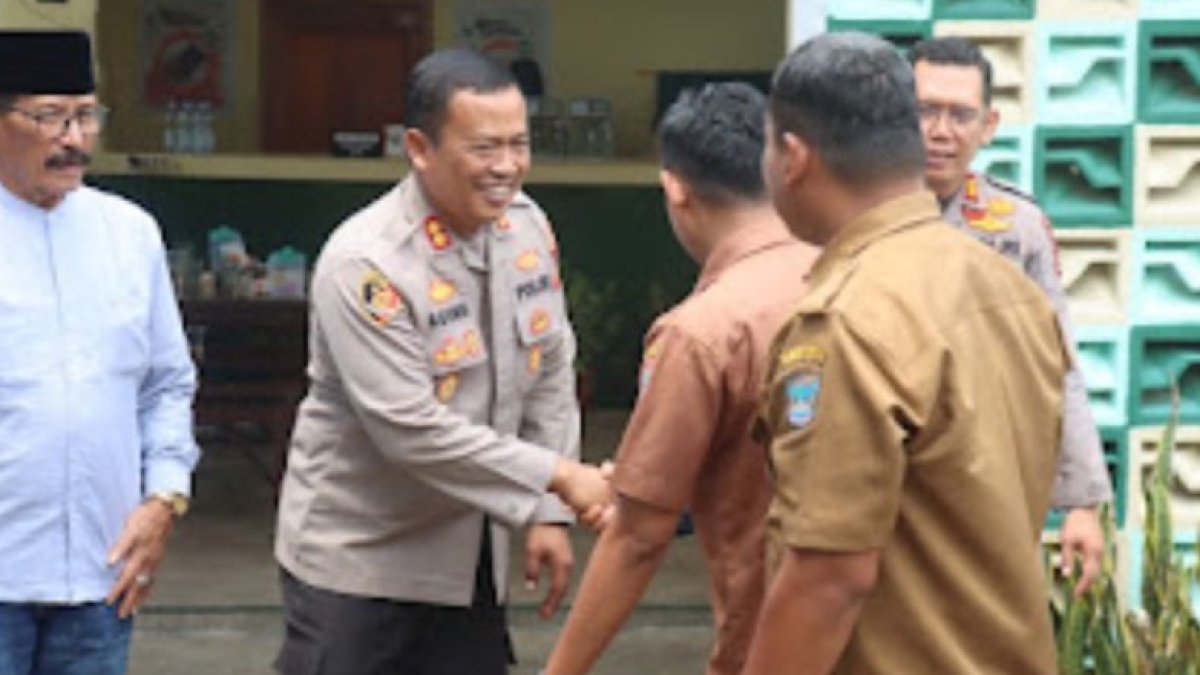 Kapolres Pasaman Barat AKBP Agung Tribawanto berdialog dengan warga di Nagari Lingkuang Aua untuk membahas Kamtibmas.
