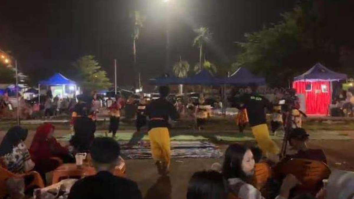 Penampilan seni tari dan silek dari sanggar seni Pesisir Selatan di panggung Painan Night Culinary.