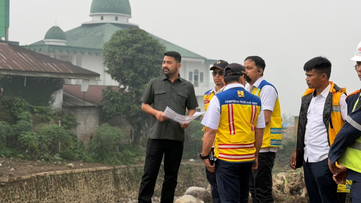 Anggota DPR RI Zigo Rolanda meninjau lokasi terdampak galodo di Solok dan mendorong pelebaran sungai untuk mitigasi bencana.