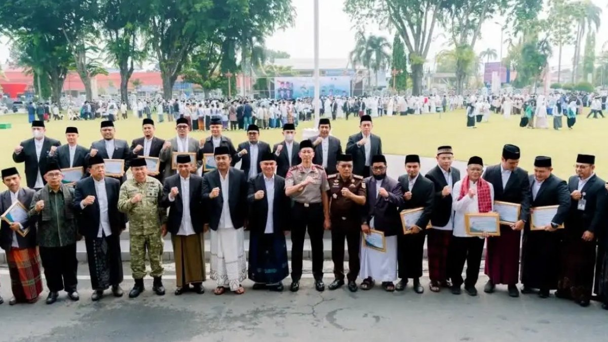 Kapolda Sumbar Irjen Pol. Jawari menghadiri upacara Hari Santri 2026 di Kantor Gubernur Sumatera Barat.