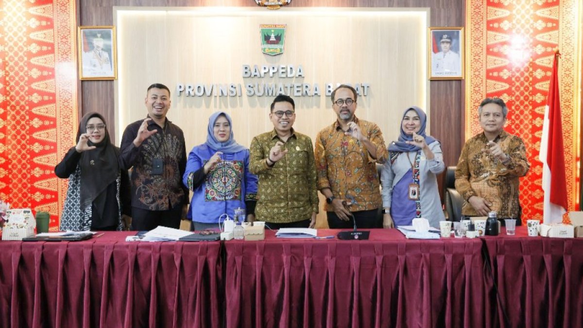 Sekretaris DPRD Sumbar memaparkan inovasi keterbukaan informasi publik dalam kegiatan Monev KI 2026.
