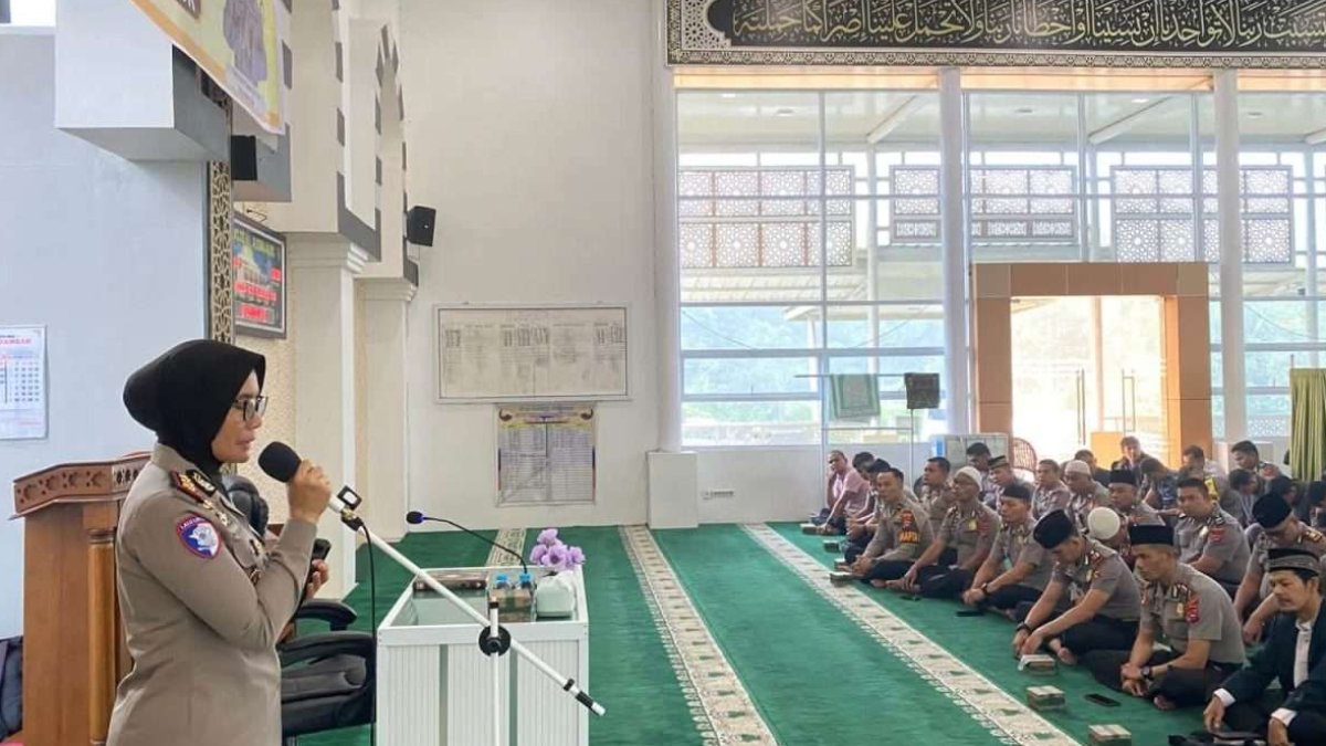 Kapolres Solok AKBP Rini Anggraini memimpin kegiatan Binrohtal personel di Masjid Hj. Alisma Alius untuk tingkatkan pelayanan