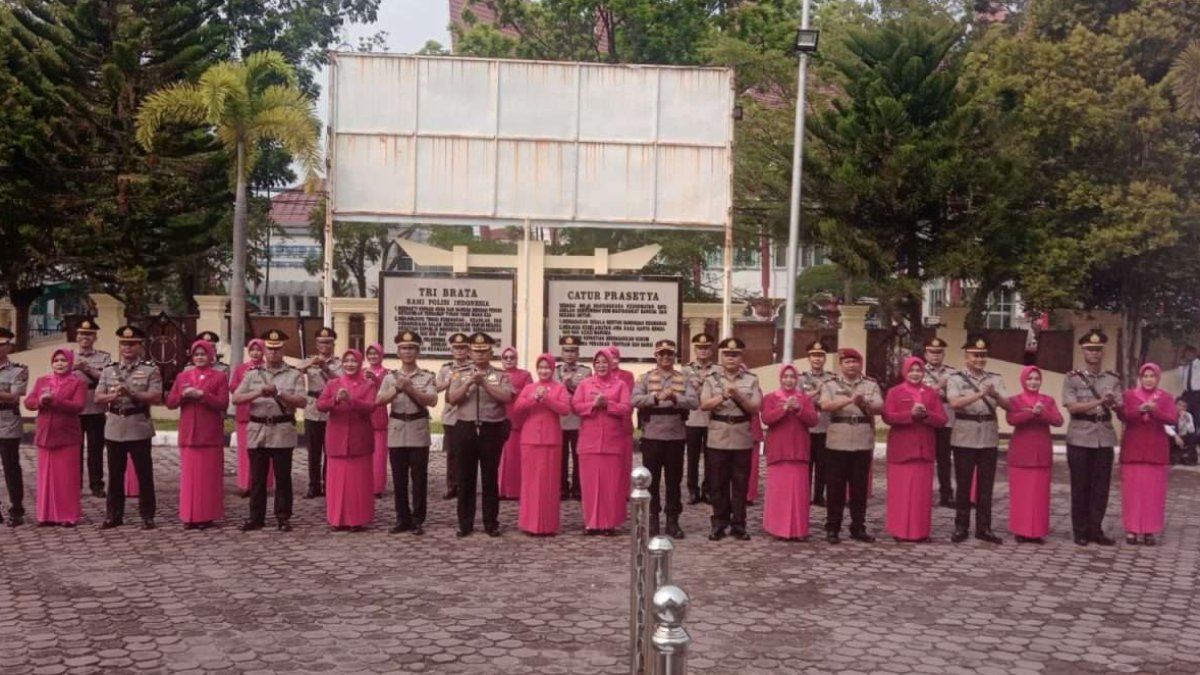 Kapolres Pesisir Selatan memimpin upacara serah terima jabatan pejabat utama dan Kapolsek di halaman Mapolres.