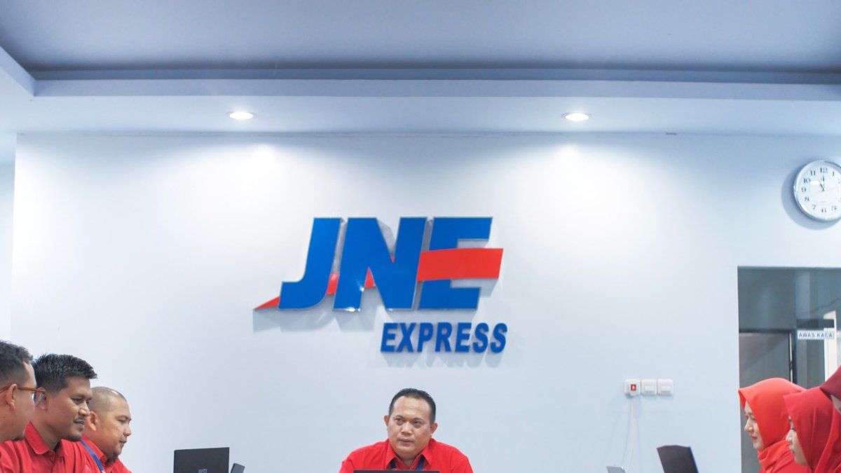Petugas JNE Padang sedang memproses paket rendang untuk pengiriman ke luar negeri.