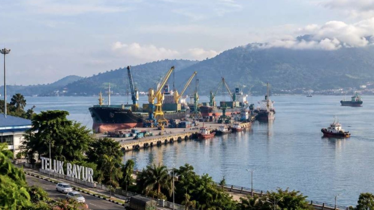 Kantor cabang PT Equator Valuta Asing di Pelabuhan Teluk Bayur, Padang, untuk layanan penukaran mata uang asing.
