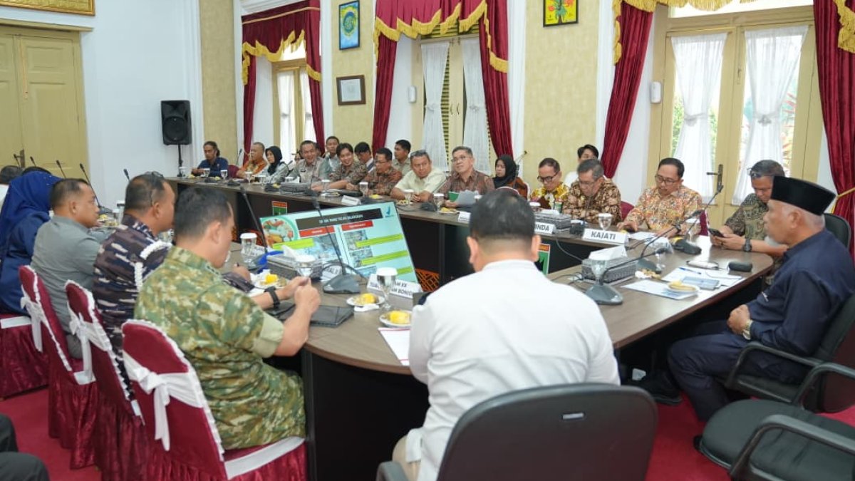 Gubernur Sumbar Mahyeldi memimpin rapat Forkopimda untuk memperkuat pengawasan narkoba hingga tingkat nagari.