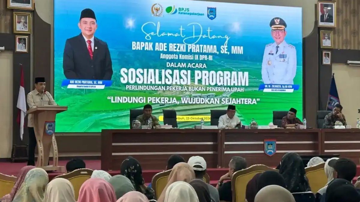 Anggota Komisi IX DPR RI Ade Rezki Pratama saat sosialisasi program JKN di aula Balaikota Payakumbuh.