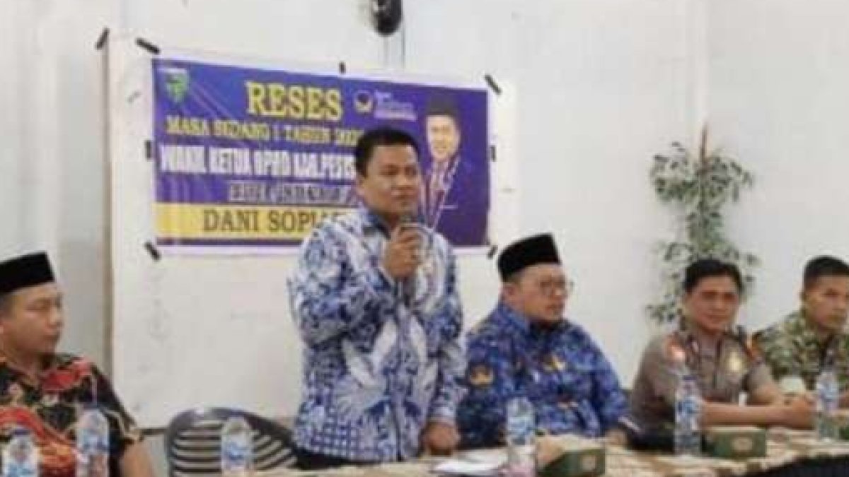 Anggota DPRD Pesisir Selatan, Dani Sopian, sedang menyerap aspirasi warga terkait pembangunan infrastruktur dan penanganan ab