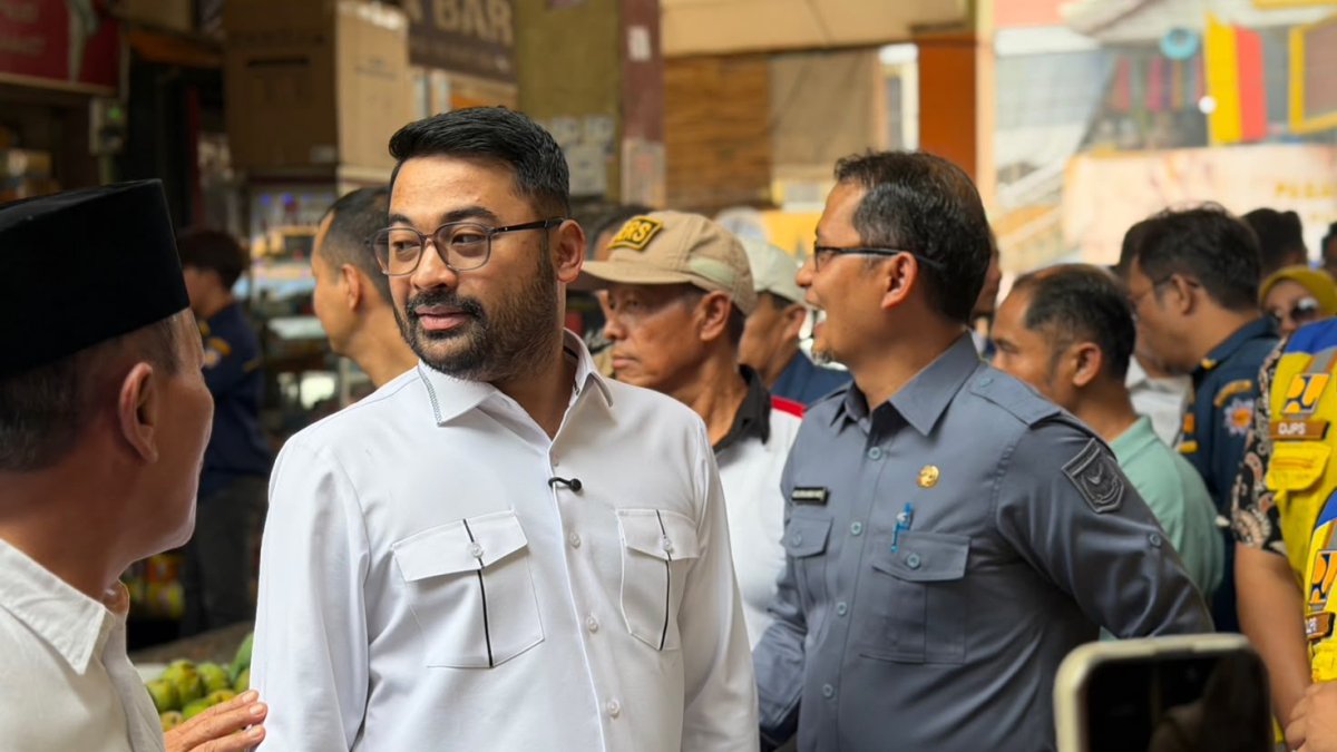 Anggota DPR RI Zigo Rolanda meninjau lokasi Pasar Batusangkar yang akan direvitalisasi senilai Rp61 miliar.