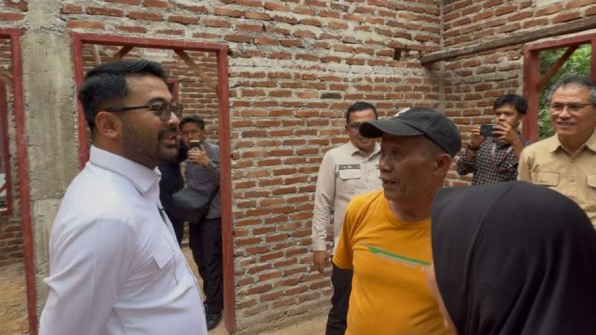 Anggota Komisi V DPR RI Zigo Rolanda meninjau program bantuan bedah rumah BSPS bagi warga di Kampung Jambu, Tanah Datar.